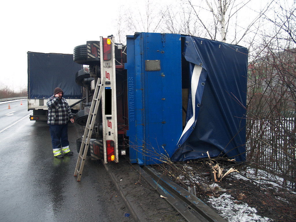 LKW Anhaenger umgekippt Koeln Niehl Geestemuenderstr Industriestr P16.JPG